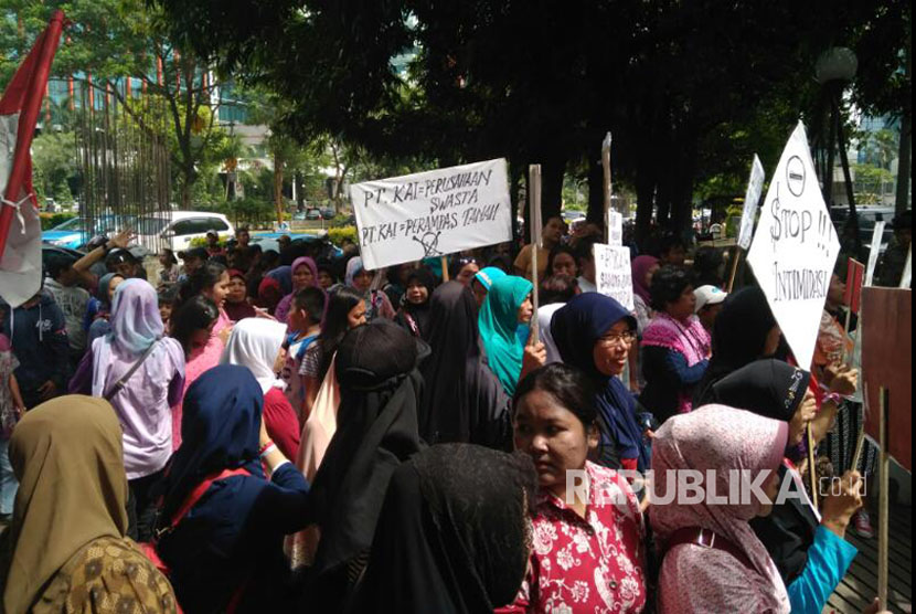 Ratusan warga RW 12 Manggarai gelar aksi di depan gedung Ombudsman Republik Indonesia, Jalan Rasuna Said, Kuningan, Jakarta Selatan terkait rencana penggusuran tempat tinggal mereka untuk proyek Kereta Api Bandara Soekarno-Hatta.