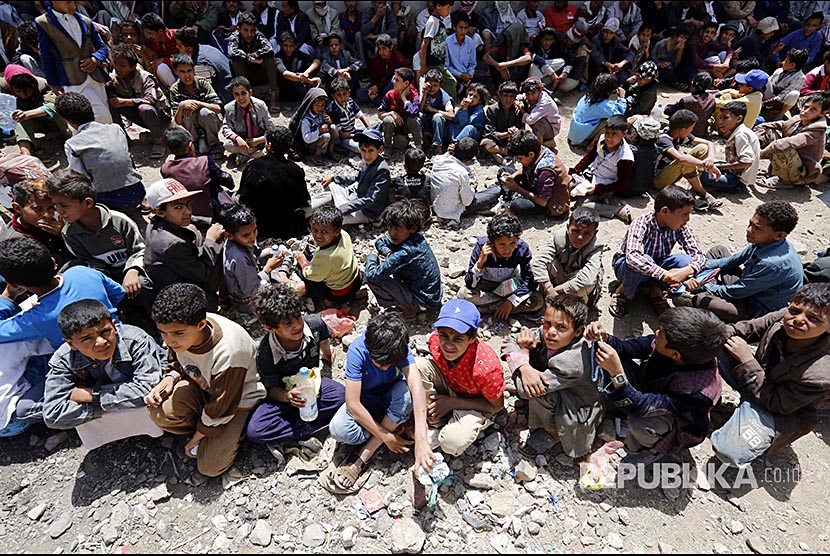 Ratusan warga Sana'a Yaman menunggu pembagian makanan.