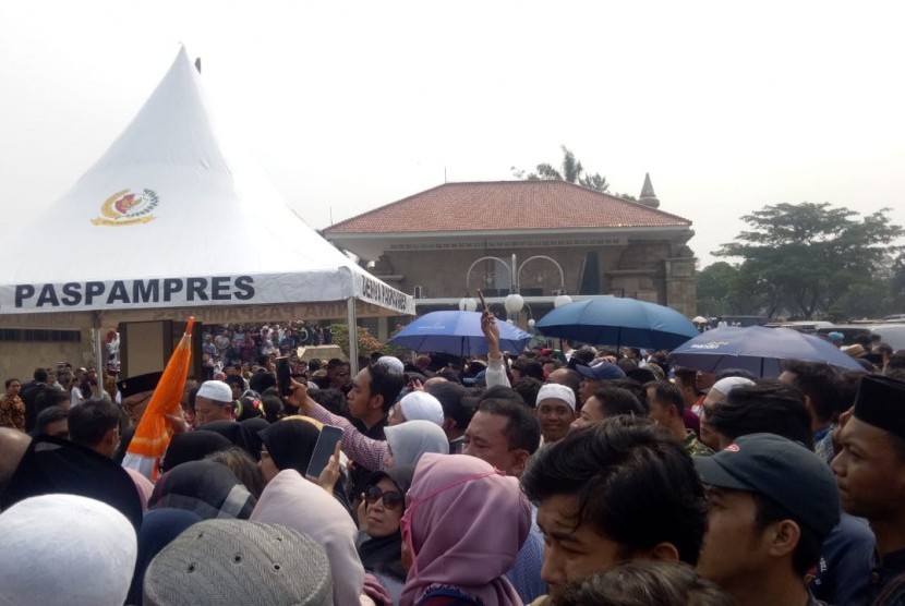 Ratusan warga sipil yang hendak menyaksikan pemakaman Presiden RI ketiga BJ Habibie harus berdebat dengan Paspamres di Taman Makam Pahlawan (TMP) Kalibata, Jakarta Selatan, Kamis (12/9).