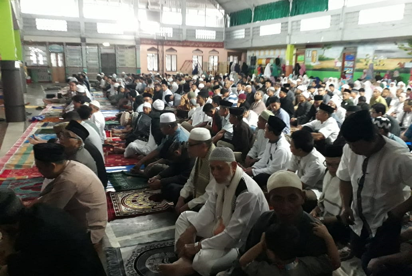Ratusan warga Sukabumi menggelar Shalat Idul Adha lebih awal, Selasa (21/8).