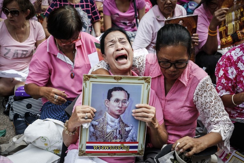  Ratusan warga Thailand berdoa untuk kesembuhan Raja Bhumibol Adulyadej di Rumah Sakit Siriraj, Bangkok, Kamis (13/10). 