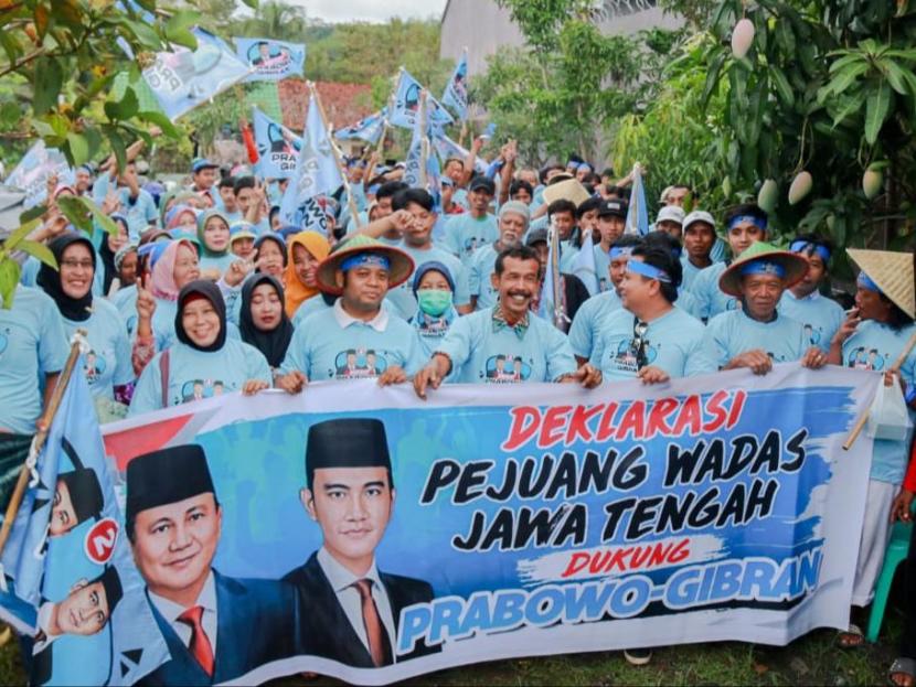 Ratusan warga Wadas, Kabupaten Purworejo, Jawa Tengah, membentangkan spanduk Prabowo-Gibran.