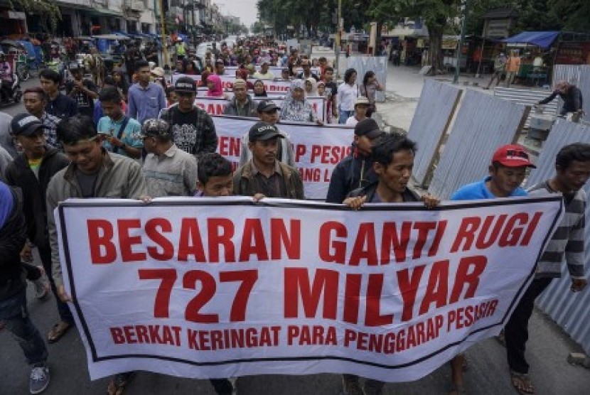 Ratusan warga yang tergabung dalam Forum Komunikasi Penggarap Lahan Pesisir (FKPLP) menggelar aksi di depan Gedung DPRD, DI Yogyakarta, Kamis (15/9). Dalam aksinya warga terdampak pembangunan bandara Kulonprogo, menuntut kompensasi ganti rugi sebesar seper