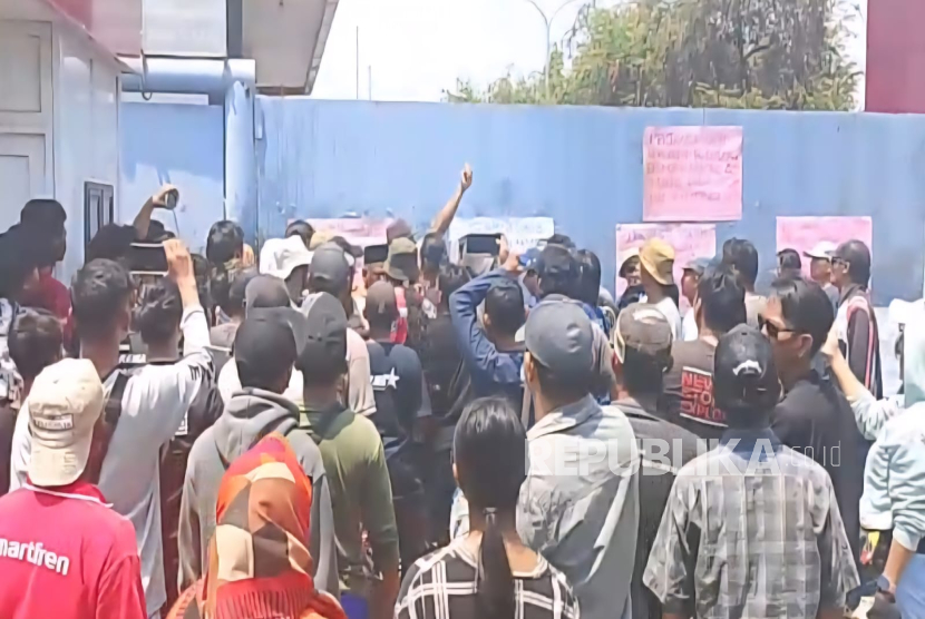 Ratusan warga yang tergabung dalam Forum Masyarakat Balongan Bersatu berunjuk rasa ke  kantor PT Pertamina Patra Niaga Integrated Terminal Balongan, Kabupaten Indramayu,  Selasa (23/9/2025). Dalam aksi itu, mereka mengajukan disalurkannya kembali bantuan susu. 