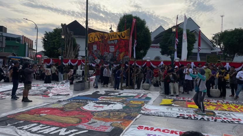 Ratusan warga Yogyakarta berkumpul di titik nol, sudut Istana, untuk menghadiri acara Mimbar Demokrasi yang digelar dengan semangat keterbukaan dan kebebasan berbicara, Rabu (29/8/2024). 