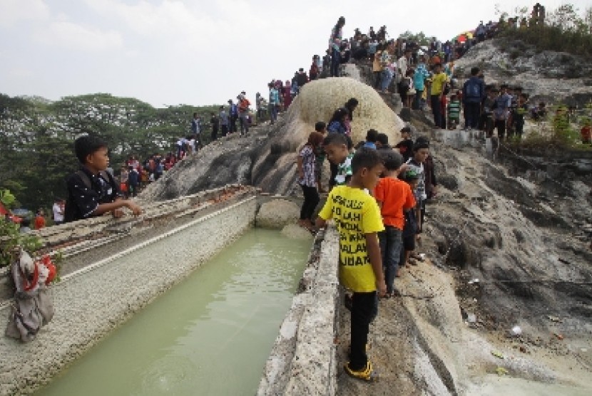   Ratusan wisatawan memadati Gunung Kapur di Ciseeng, Bogor, Jawa Barat