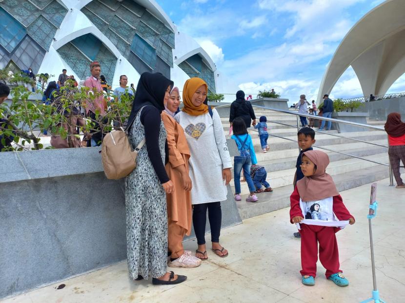 Ratusan wisatawan memadati Masjid Al Jabbar di Cimincrang, Gedebage, Kota Bandung.