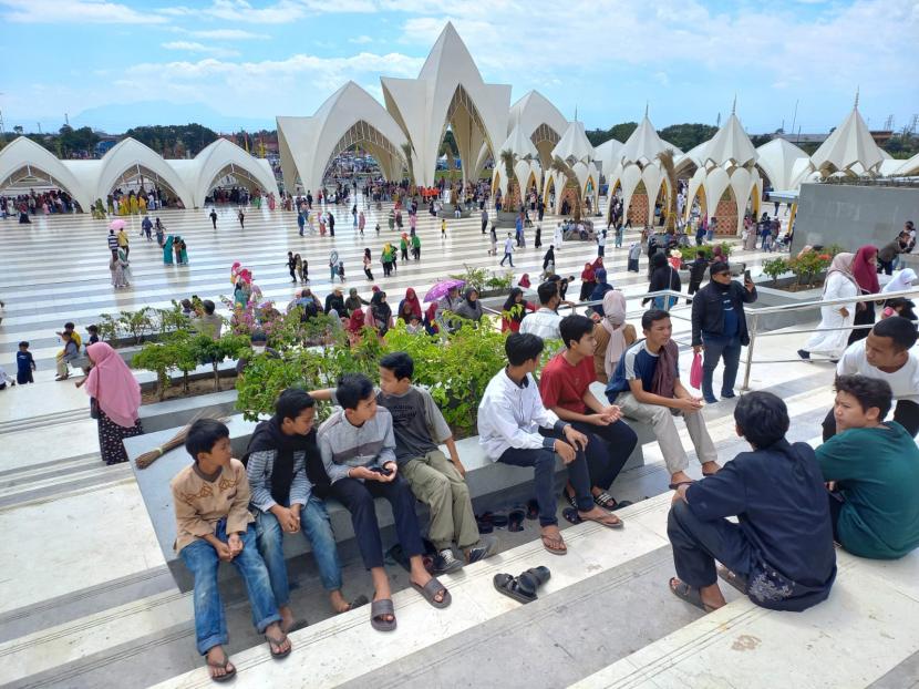 Ratusan wisatawan memadati Masjid Al Jabbar di Cimincrang, Gedebage, Kota Bandung yang belum lama ini diresmikan oleh Gubernur Jabar Ridwan Kamil, Sabtu (7/1/2023).