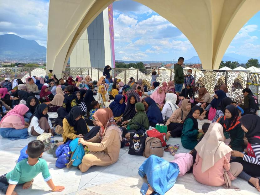 Sejumlah warga mengunjungi Masjid Raya Al Jabbar, Gedebage, Kota Bandung, Jawa Barat, Sabtu (7/1/2023).