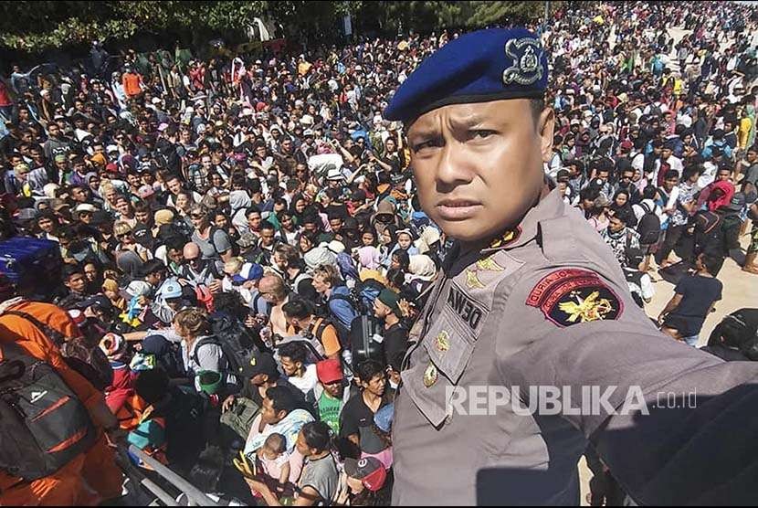 Ratusan wisatawan yang berada di Pulau Gili Trawangan dievakuasi menuju kapal cepat pengangkut untuk menyeberang ke Pulau Lombok