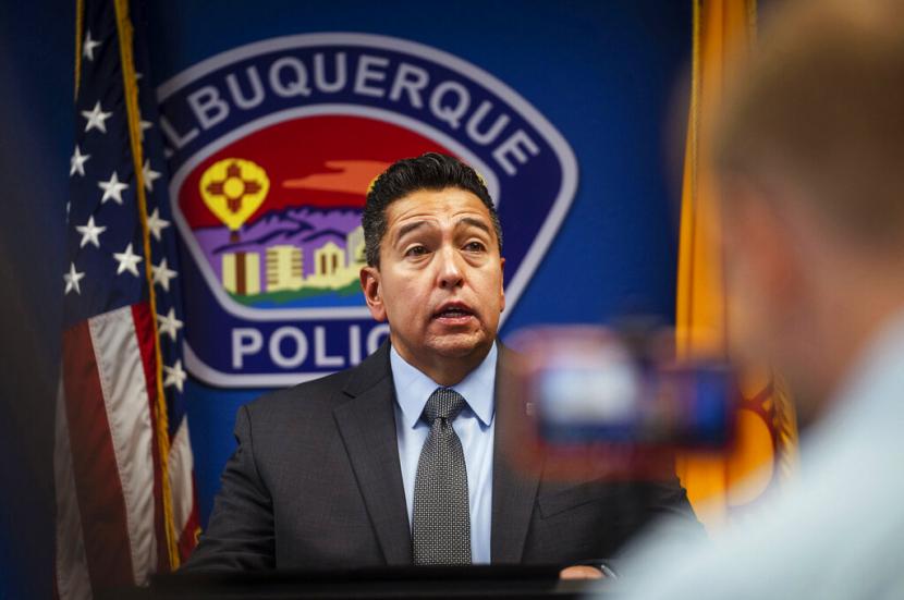 Raul Bujanda, agen khusus FBI, berbicara selama konferensi pers untuk membahas pembunuhan seorang pria Muslim keempat yang terjadi Sabtu pagi, 6 Agustus 2022, di Albuquerque, N.M., selama konferensi pers di markas APD. Turki Kecam Pembunuhan Terhadap Empat Muslim di AS