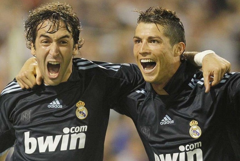 Raul Gonzalez dan Cristiano Ronaldo saat masih satu tim di Real Madrid.
