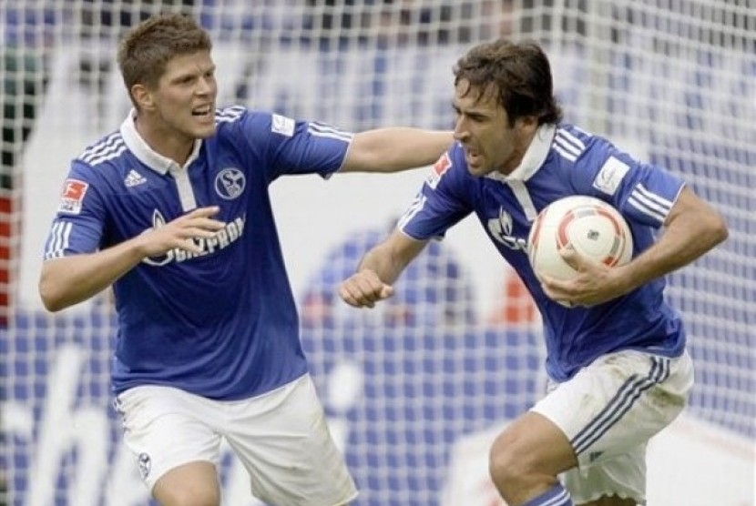 Raul Gonzalez dan Klas-Jan Huntelaar.