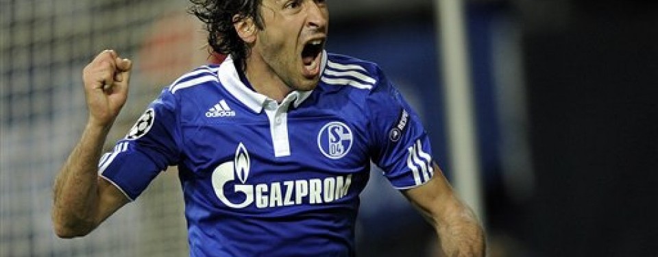 Raul Gonzalez, striker Schalke 04, berteriak meluapkan kegembiraannya usai menjebol jala Inter Milan.