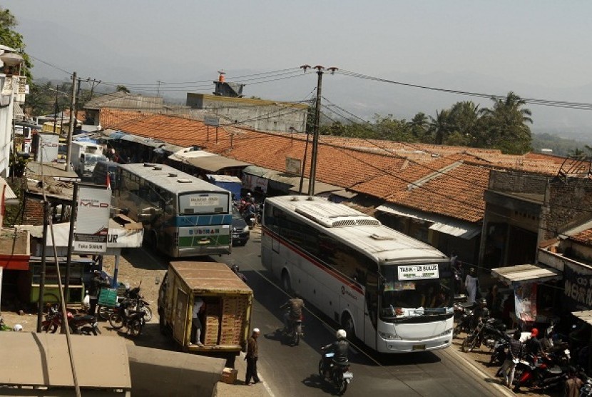 Suasana sejumlah kendaraan memadati ruas jalur lalu lintas di kawasan Pasar Cileunyi. (Ilustrasi)