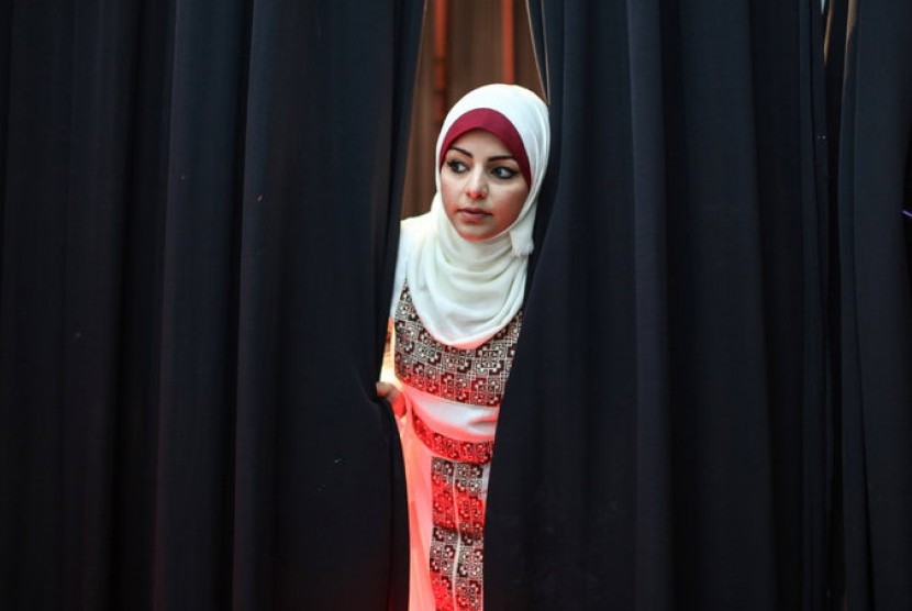 Rawan Okasha melakukan apa yang tidak dilakukan perempuan Gaza selama 10 tahun terakhir. Ia bernyanyi.
