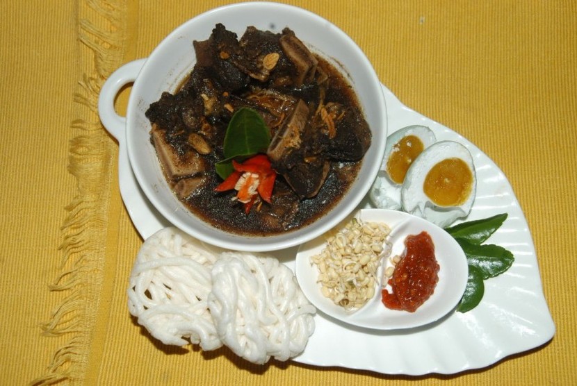 Rawon, salah satu kuliner khas Surabaya.