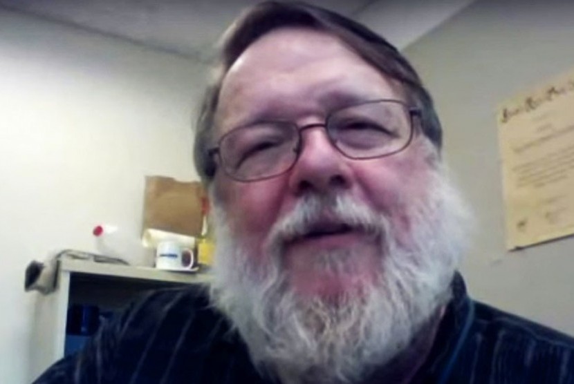 Ray Tomlinson, penemu email modern.