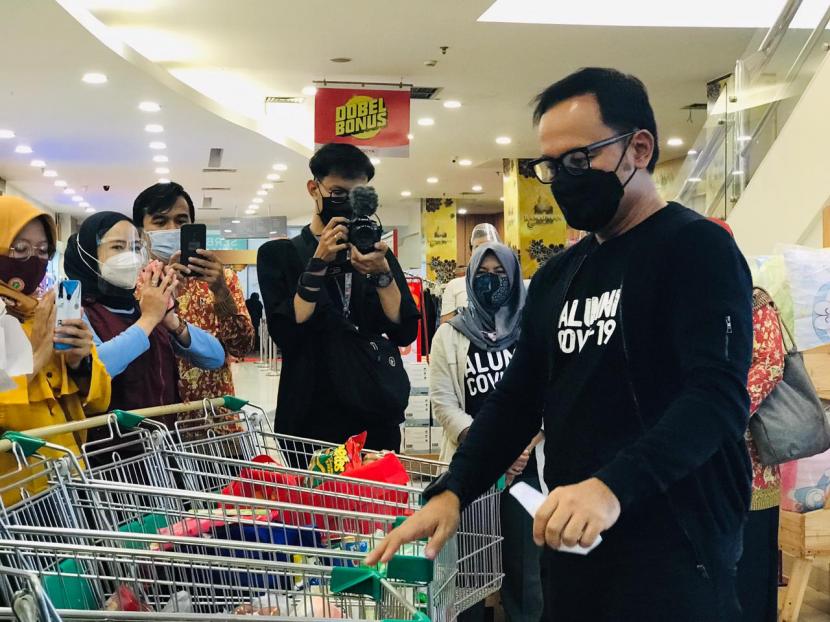 Rayakan Hari Perawat Nasional, Wali Kota Bogor, Bima Arya Sugiarto traktir beberapa orang perawat di Kota Bogor untuk belanja di supermarket, Rabu (17/3).
