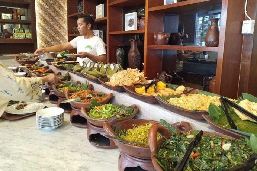 Rayakan HUT Jakarta dengan Makan Gratis Kepala Manyung