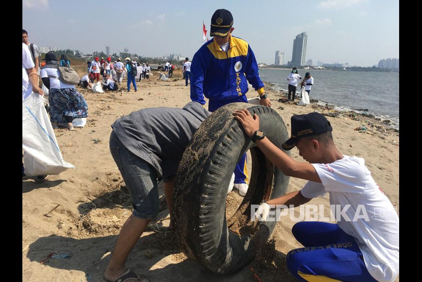 Rayakan HUT RI ke-74 Kementerian Kelautan dan Perikanan (KKP) adakan gerakan untuk membersihkan sampah dan menghadap laut di Pantai Timur, Ancol, Pademangan, Jakarta Utara, pada Ahad (18/8). 