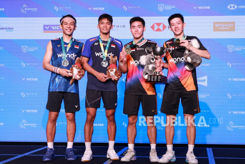 Raymond Indra/Nikolaus Joaquin diapit senior mereka di Pelatnas Cipayung Fajar Alfian (kiri) dan Muh Shohibul Fikri (kanan) usai final Australian Open 2025..