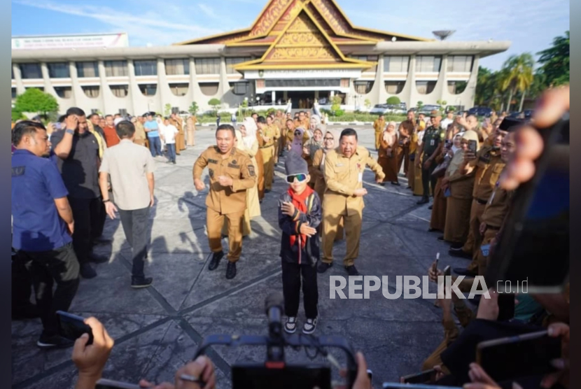 Rayyan Arkan Dikha, bocah berusia 11 tahun asal Riau yang viral karena menari di atas perahu saat ajang Pacu Jalur, resmi dinobatkan sebagai Duta Pariwisata Riau.