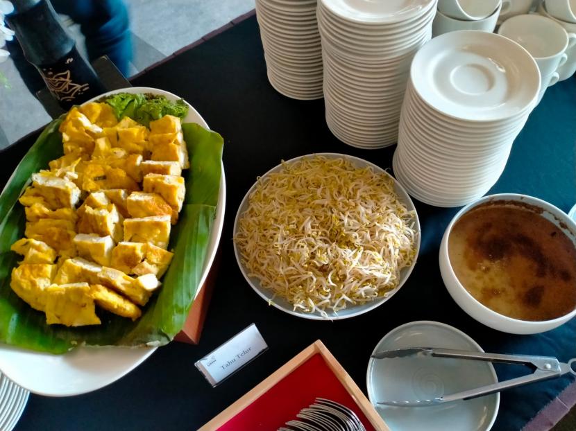 Rayz UMM Hotel memperkenalkan The Legacy Restaurant di mana ada banyak pilihan makanan Nusantara yang bisa dinikmati oleh para pengunjung. 