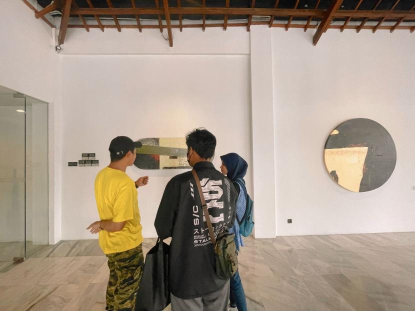 Rayz UMM Hotel mengadakan ART Exhibition mulai 7 September sampai 7 Oktober 2022. Pada kegiatan ini, manajemen berkolaborasi dengan seniman lokal berbakat, Friski Jayantoro dan Cubes Creative.