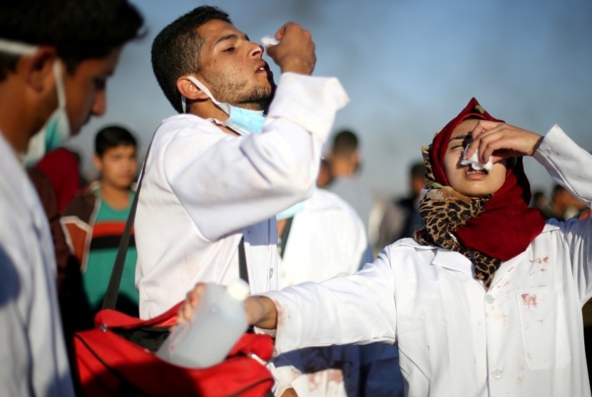 Warga Gaza mengantar jenazah perawat Palestina Razan Najjar (21 tahun) yang ditembak Israel, Sabtu (2/6).