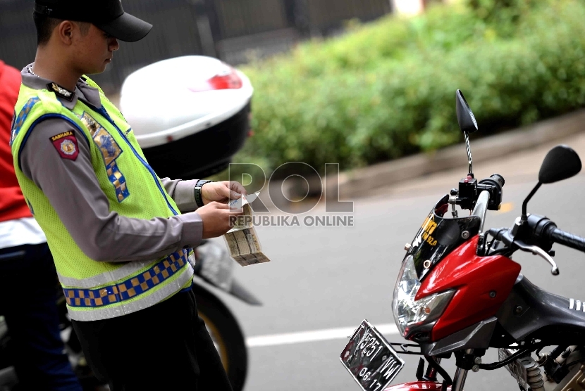 Razia Kendaraan (ilustrasi). Seorang pria kabur meninggalkan mobil dan istrinya beserta barang bukti sabu-sabu saat razia polisi di Langsa, Aceh. 