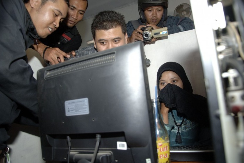 RAZIA SITUS RADIKAL. Anggota Polres Kediri memeriksa sebuah komputer yang kedapatan membuka sebuah situs Islam radikal di warnet, dalam sebuah razia di Pare, Kediri, Jawa Timur, Rabu (28/9).