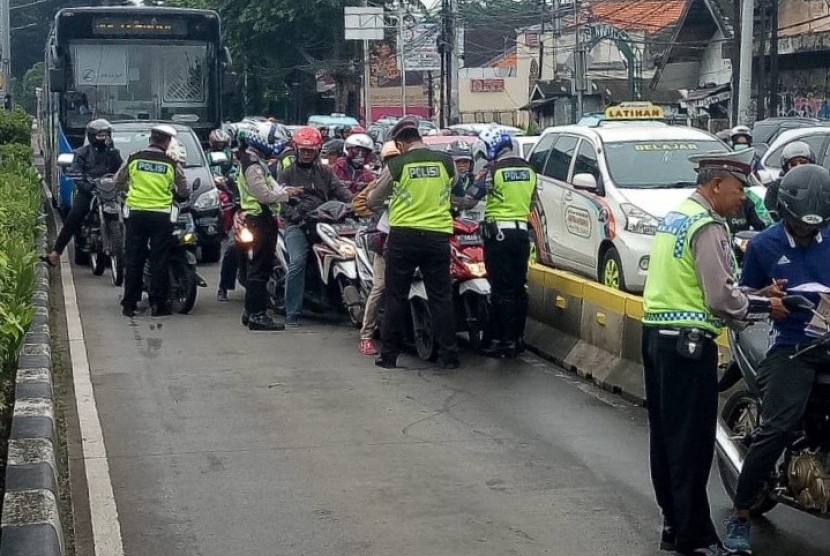 Razia terhadap kendaraan yang menerobos masuk jalur Transjakarta di Jalan Otto Iskandar Dinata (Otista), Jakarta Timur, Selasa (29/1).