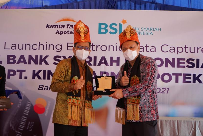 RCEO BSI Regional I Aceh, Wisnu Sunandar (kiri) bersama Direktur Keuangan dan SDM Kimia Farma Apotek, Agus Chandra (kanan) saat acara peluncuran Electronic Data Capture (EDC) & Quick Response Code Indonesian Standard (QRIS) BSI di Kimia Farma Apotek Diponegoro, Banda Aceh (1/12). 