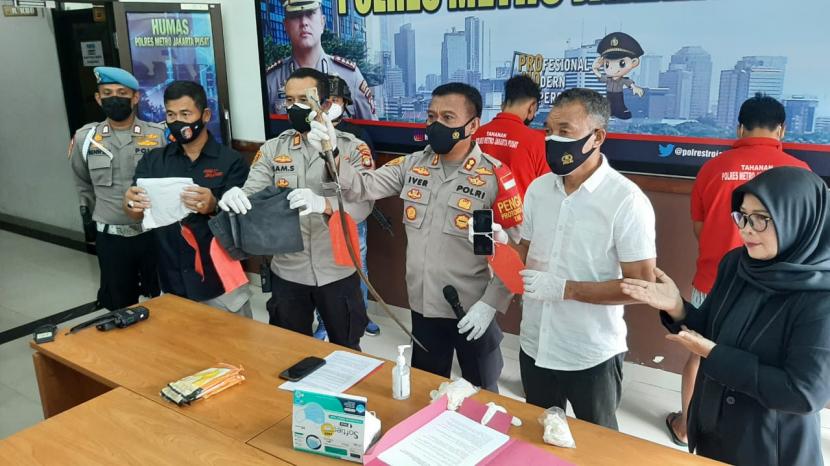 RD (22 tahun), pimpinan geng motor ENJOI MBR 86, menyampaikan permintaan maaf karena telah membacok Aiptu Dwo Handoko, anggota Polsek Menteng, di Mapolres Jakarta Pusat, Kamis (4/3).