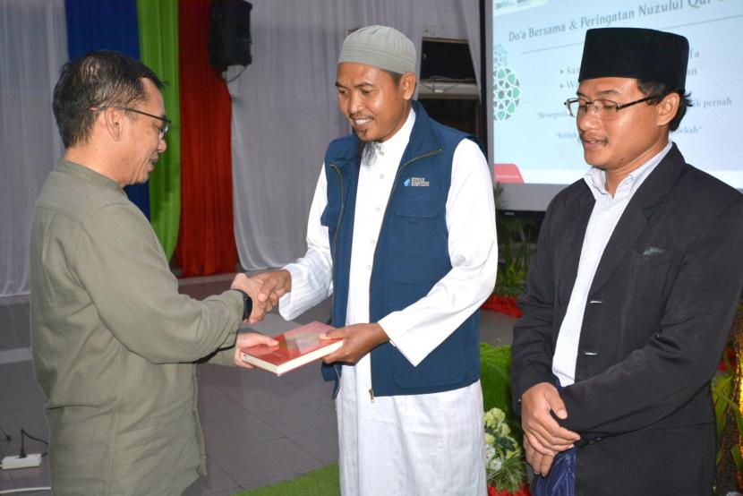 RDMP Balongan juga menggelar wakaf 1.000 Mushaf Alquran kepada 10 Yayasan Pondok Pesantren di Kabupaten Indramayu.