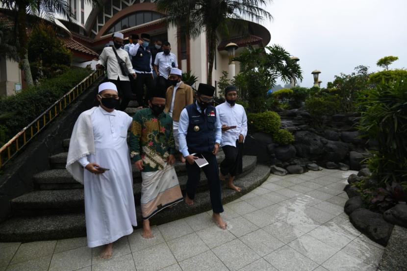  Rdwan Kamil Shalat Jumat di Masjid Atta