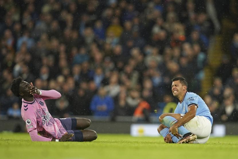 Reaksi Amadou Onana dari Everton, kiri, dan Rodrigo dari Manchester City setelah bertabrakan selama pertandingan sepak bola Liga Premier Inggris. 