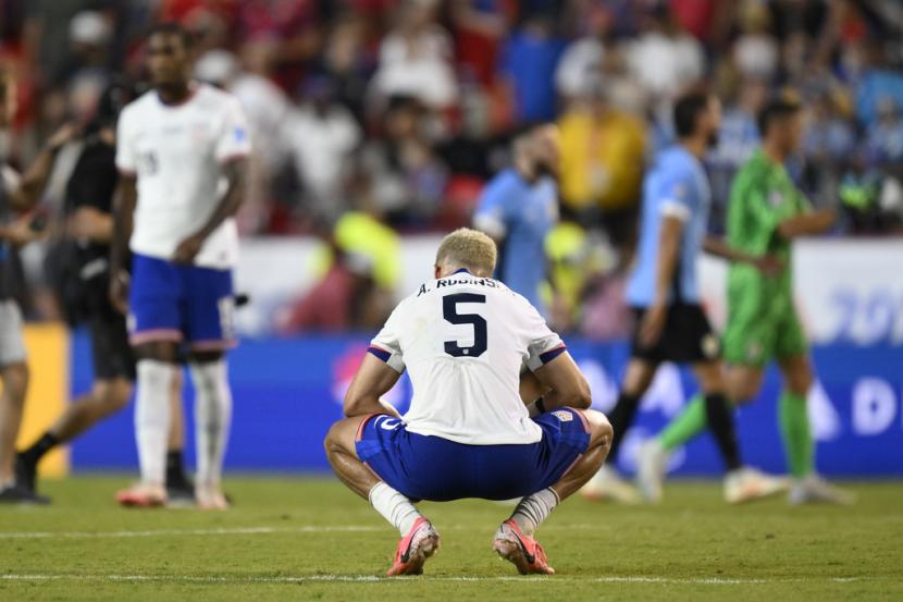 Reaksi Antonee Robinson dari Amerika Serikat setelah timnya kalah 0-1 dari Uruguay dalam akhir pertandingan Grup C Copa America 2024 di Kansas City, Selasa (2/7/2024) pagi WIB.