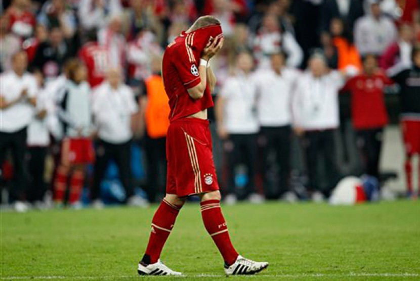 Reaksi Bastian Schweinsteiger saat gagal mencetak gol penalti untuk Bayern Muenchen, Minggu (20/5) dinihari WIB.