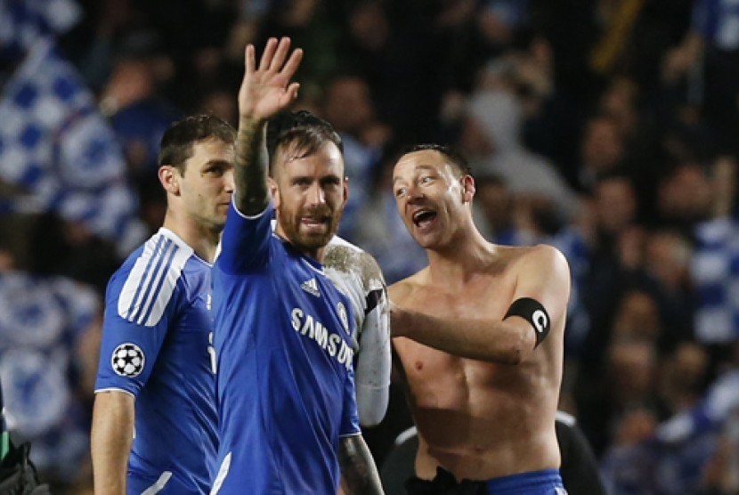 Reaksi Bek Chelsea John Terry, kanan, dan Raul Meireles usai menaklukan Barcelona 1-0 di Stadion Stamford Bridge, London, Kamis (19/4/2012) dinihari WIB. (AP Photo/Matt Dunham)