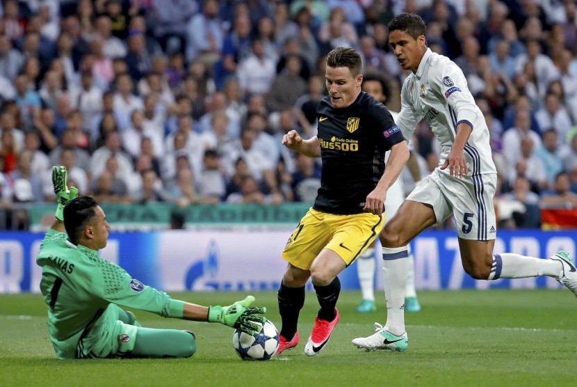 Reaksi bek Real Madrid, Raphael Varane (kanan) pada leg pertama semifinal Liga Champions lawan Atletico Madrid di Santiago Bernabeu, Rabu (3/5) dini hari WIB. Madrid menang 3-0.