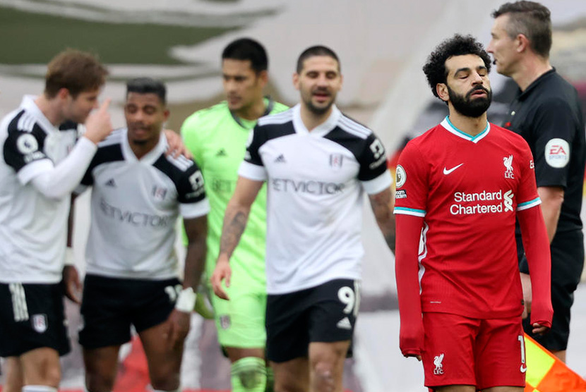 Reaksi bintang Liverpool Muhamed Salah (kanan) saat laga melawan Fulham di Anfield, Ahad (7/3).