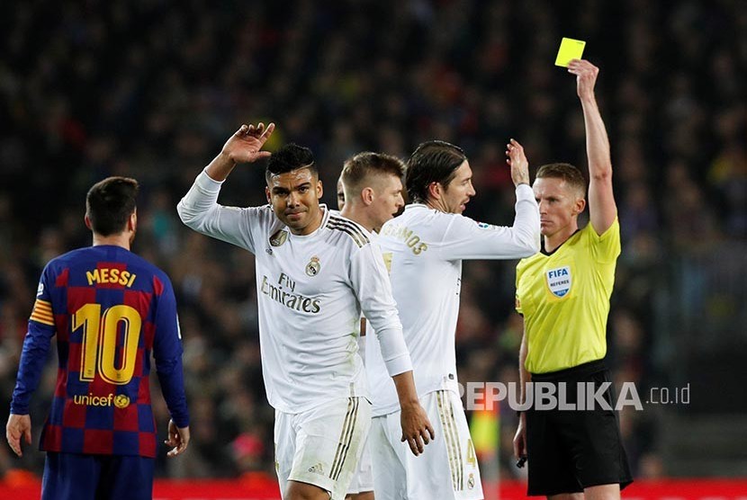Reaksi Casemiro saat Sergio Ramos diganjar kartu kuning pada laga El Clasico antara FC Barcelona melawan Real Madrid di Camp Nou, Barcelona, Spanyol, Kamis (19/12) dini hari.