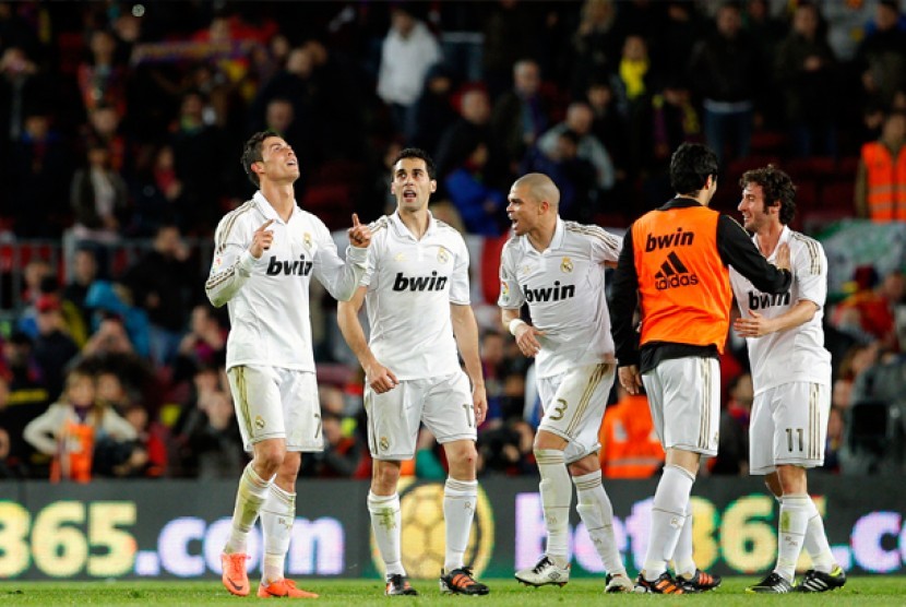 Reaksi Chrstiano Ronaldo, kiri, setelah timnya Real Madrid menang melawan Barcelona di pertandingan La Liga Spanyol di Nou Camp, Barcelona, Minggu (22/4/2012).