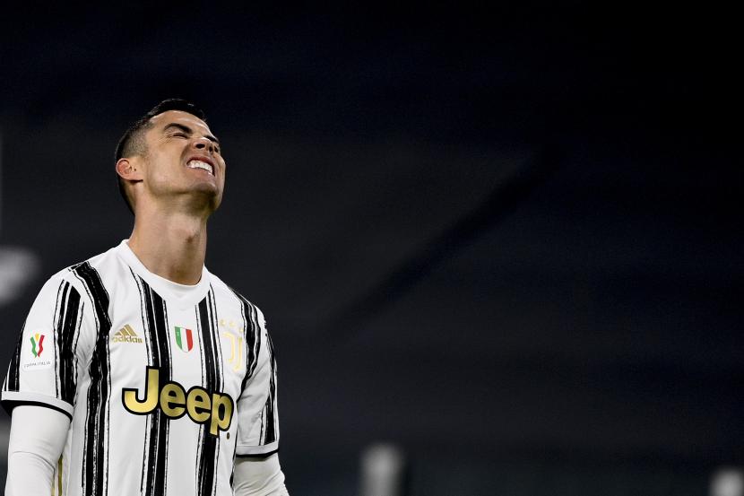 Reaksi Cristiano Ronaldo dari Juventus setelah kehilangan kesempatan mencetak gol selama Piala Italia, leg kedua, pertandingan sepak bola semifinal antara Juventus dan Inter Milan, di Turin Allianz Stadium, Italia, Selasa, 9 Februari 2021. 