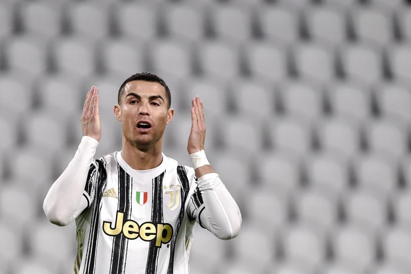  Reaksi Cristiano Ronaldo dari Juventus setelah kehilangan kesempatan mencetak gol, selama pertandingan sepak bola Serie A antara Juventus dan Atalanta, di Allianz Stadium di Turin, Italia, Rabu, 16 Desember 2020.