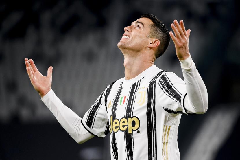  Reaksi Cristiano Ronaldo dari Juventus setelah kehilangan kesempatan mencetak gol selama Piala Italia, leg kedua, pertandingan sepak bola semifinal antara Juventus dan Inter Milan, di Turin Allianz Stadium, Italia, Selasa, 9 Februari 2021.