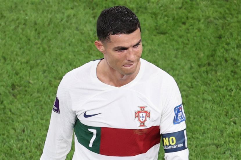  Reaksi Cristiano Ronaldo dari Portugal saat meninggalkan lapangan setelah pertandingan sepak bola perempat final Piala Dunia FIFA 2022 antara Maroko dan Portugal di Stadion Al Thumama di Doha, Qatar, Sabtu (10/12).