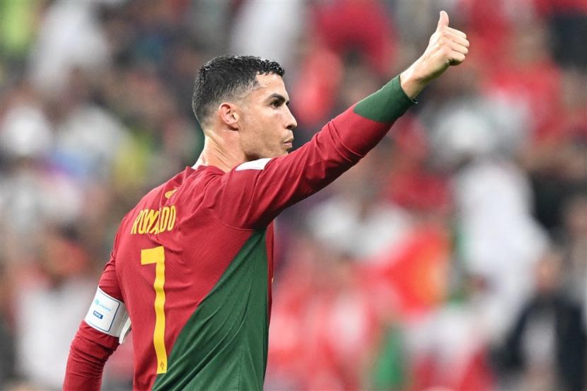 Reaksi Cristiano Ronaldo dari Portugal setelah pertandingan sepak bola babak 16 besar Piala Dunia 2022 antara Portugal dan Swiss di Stadion Lusail di Lusail, Qatar,  Rabu (7/12/2022) dini hari WIB. 